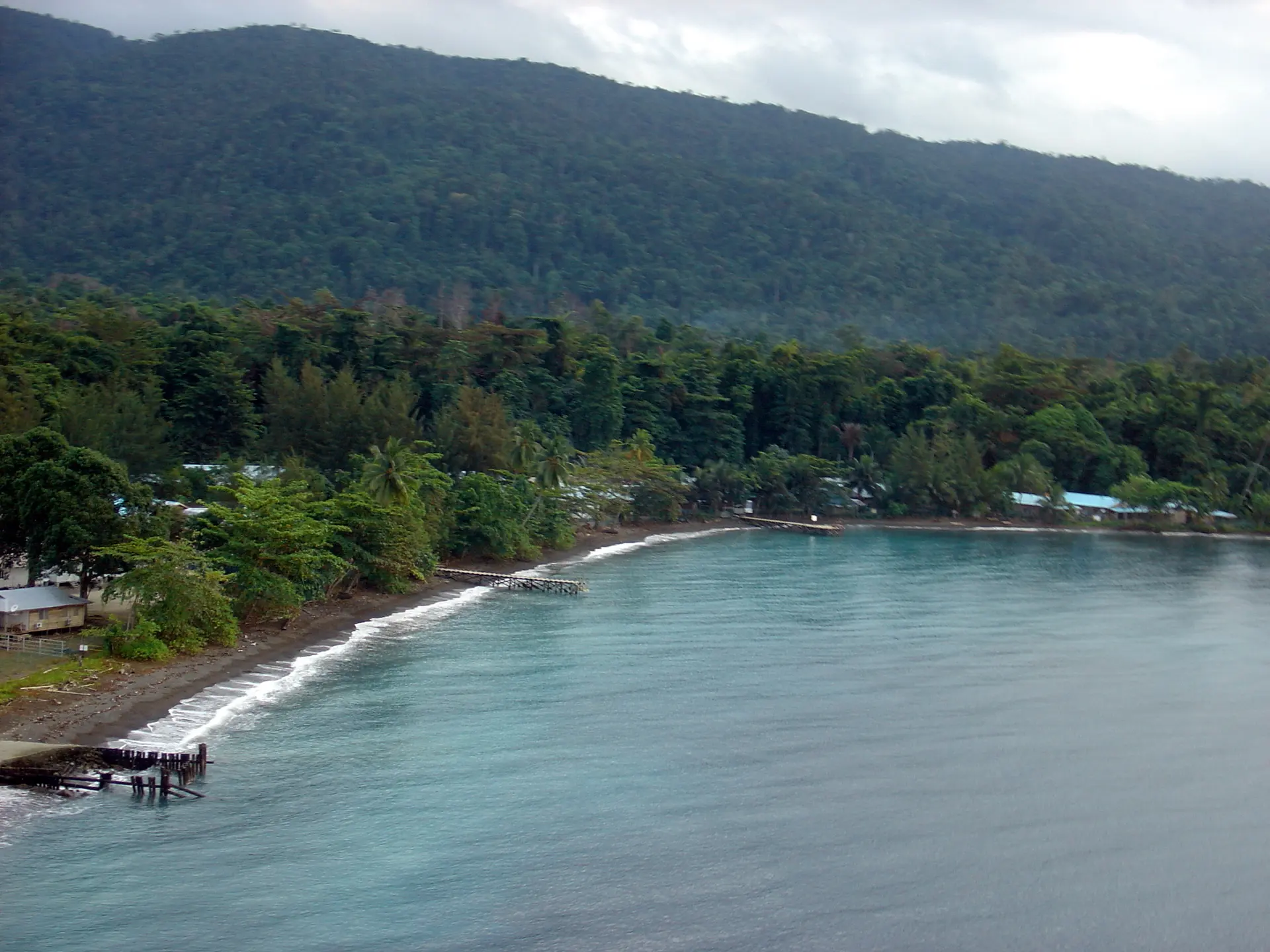Bewaldete Küste und ruhiges Wasser auf Halmahera