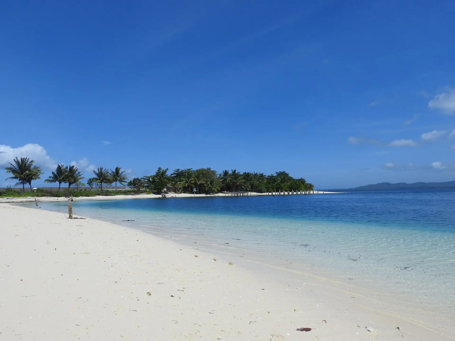Weißer Sandstrand und klares Wasser auf der Insel Kolorai in der Nähe von Morotai