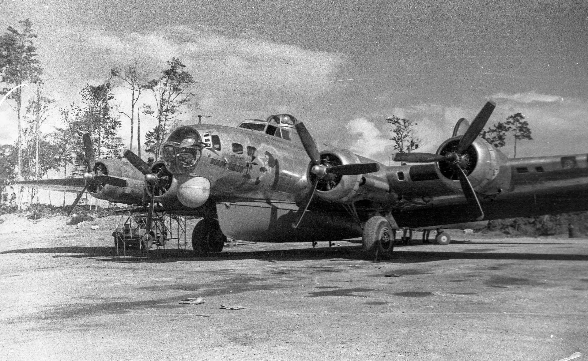 Historisches Foto eines Bomberflugzeugs auf Morotai im Jahr 1945