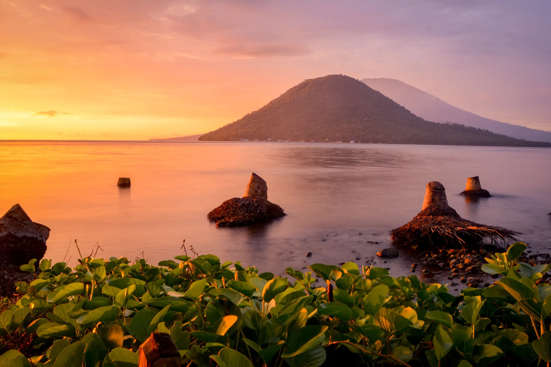 Sonnenuntergang über den Vulkaninseln Ternate und Tidore in Nord-Maluku