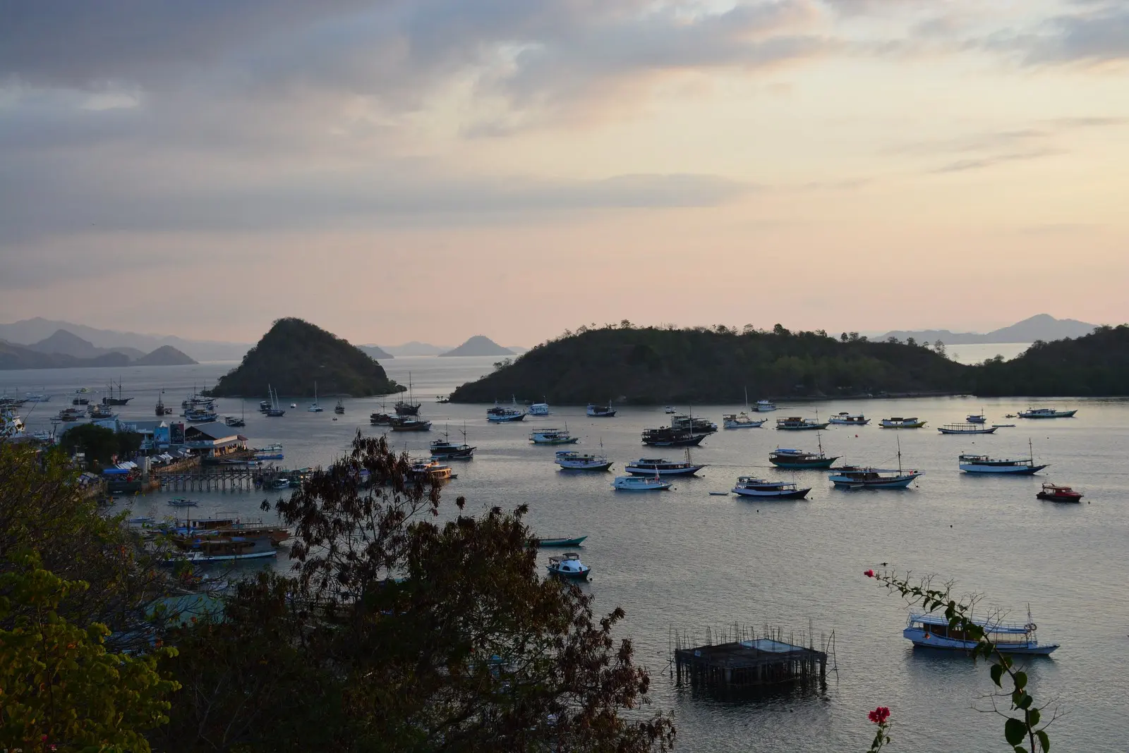 Im Hafen von Labuan Bajo vor Anker liegende Boote bei Sonnenuntergang