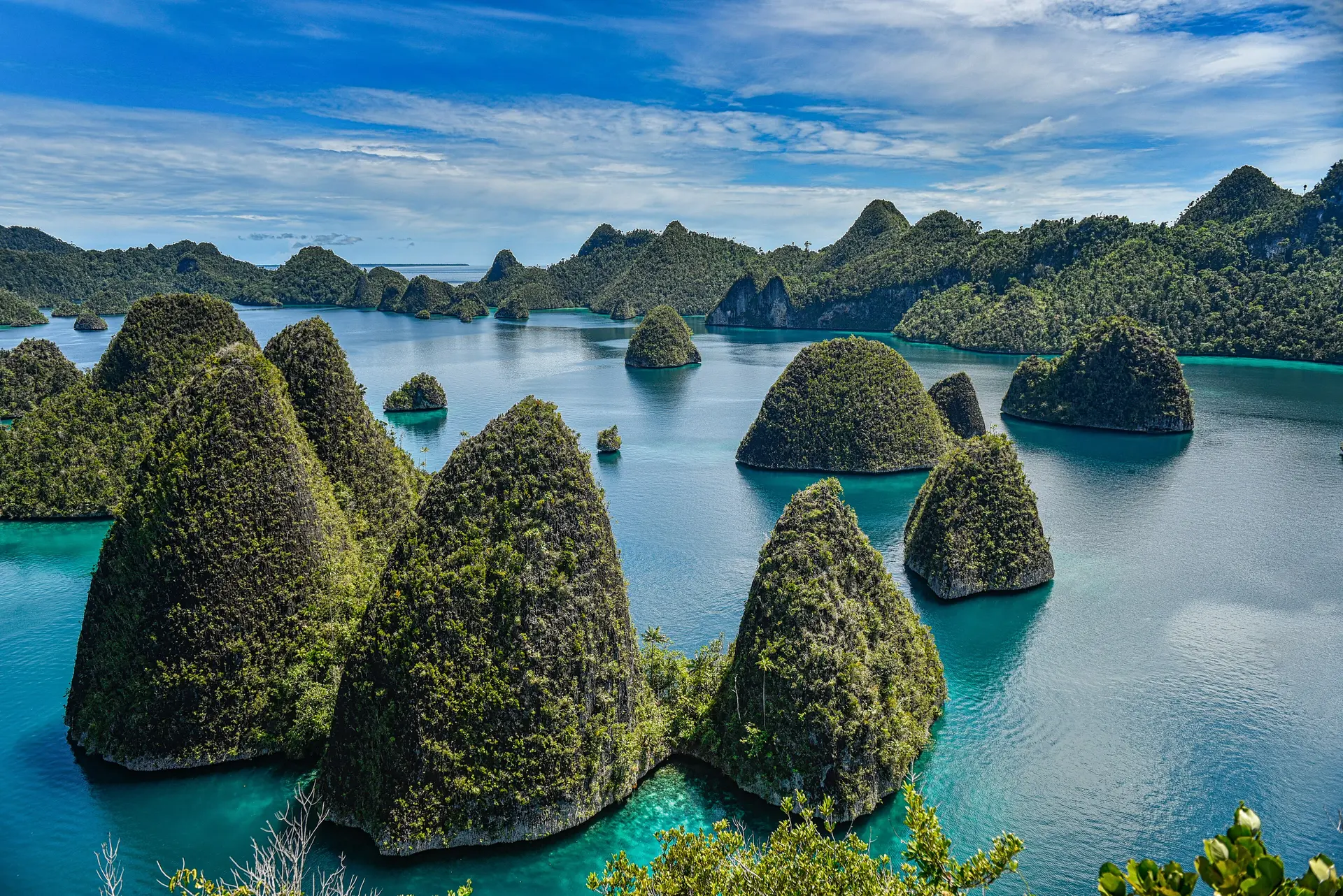 Karstinseln und türkisfarbene Lagunen von Wayag in Raja Ampat
