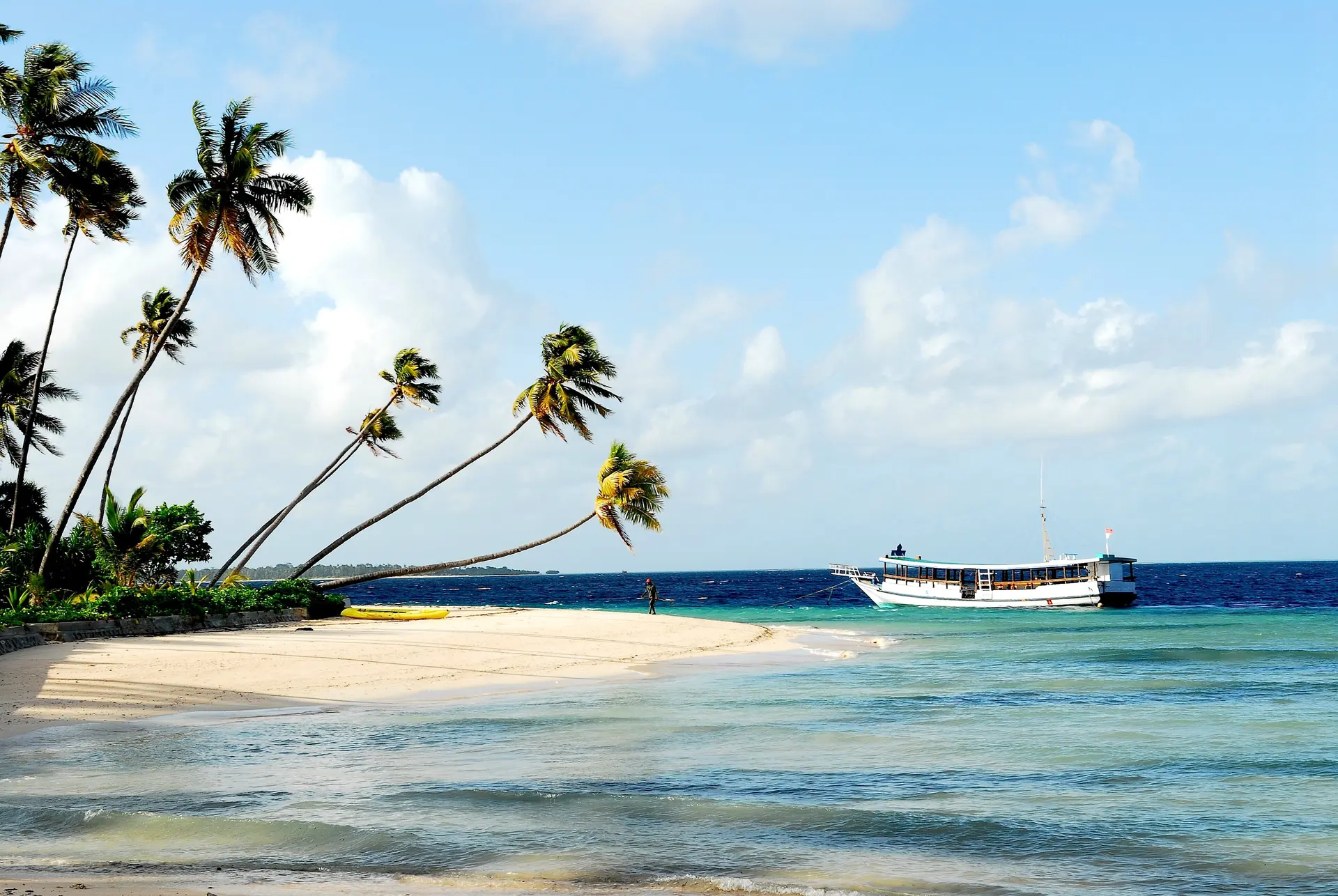 Weißer Sandstrand und ruhiges türkisfarbenes Wasser im Wakatobi-Nationalpark