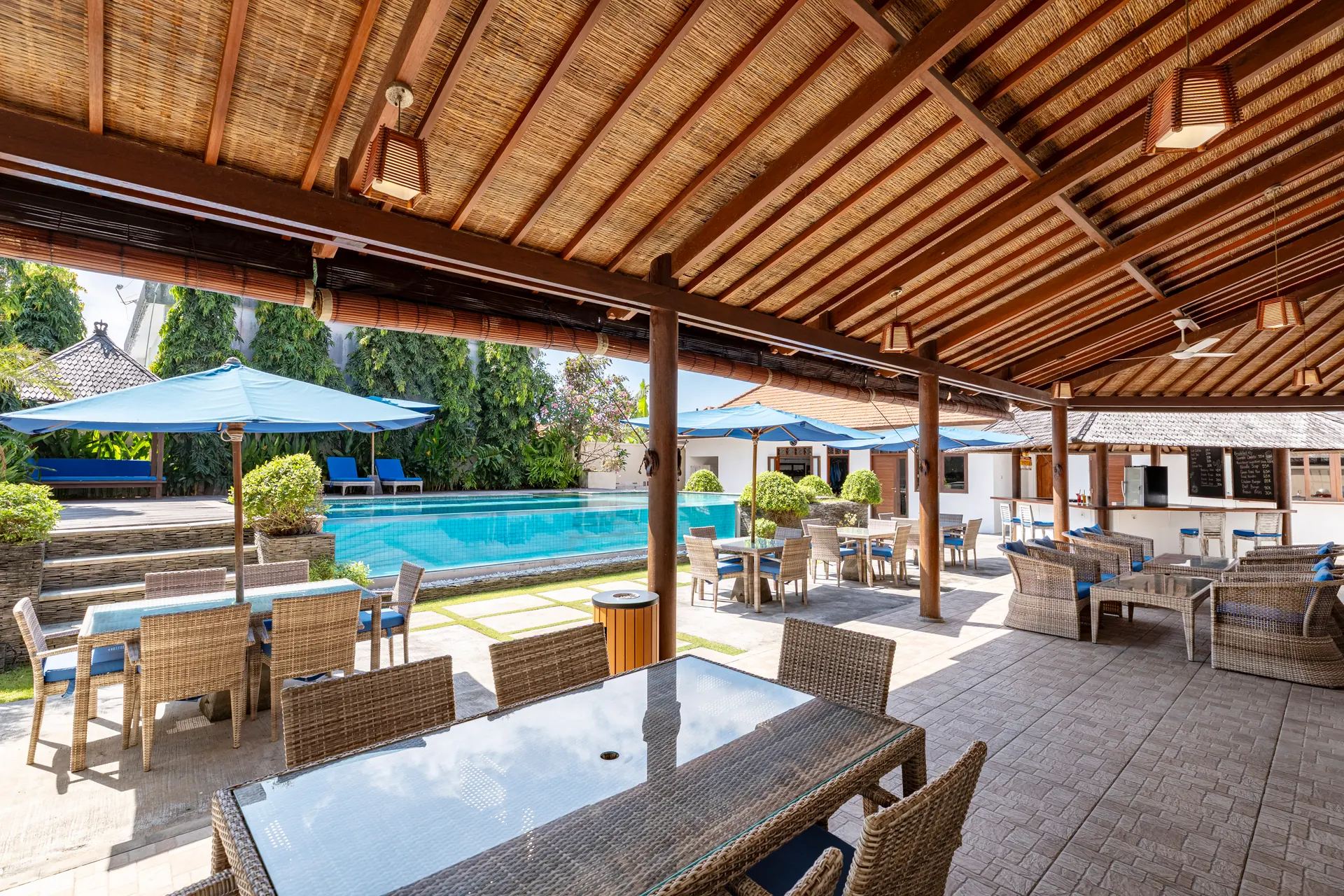 Ristorante e bar con vista sulla piscina presso il centro immersioni di Sanur