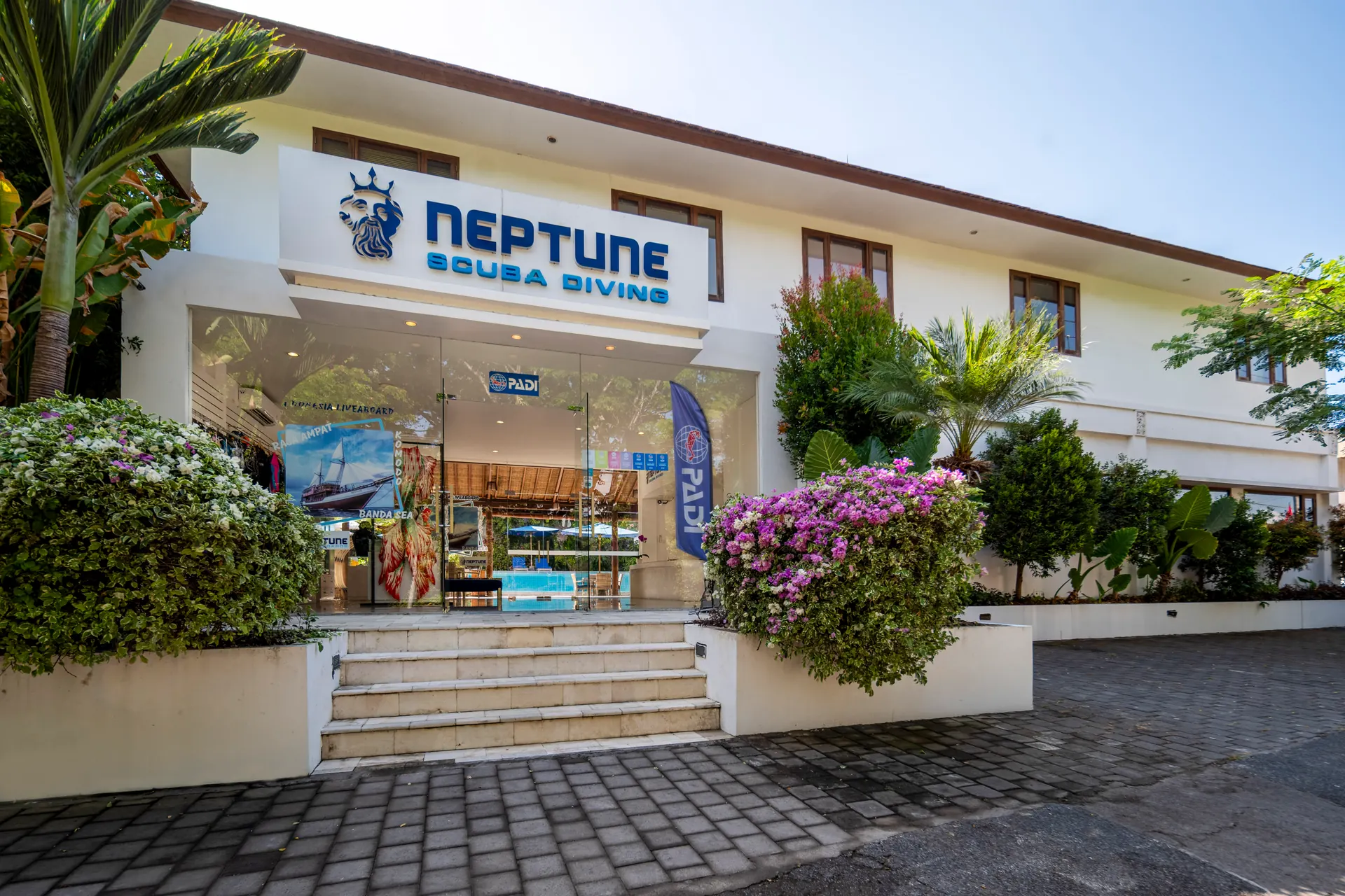 Ingresso dell’Neptune Scuba Diving, un centro immersioni PADI 5 stelle a Sanur, Bali